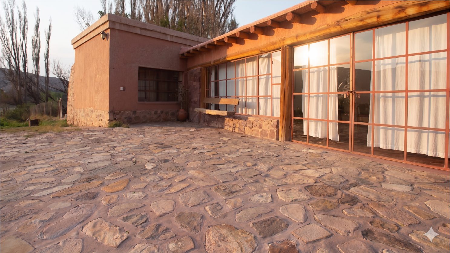 Patio de piedra de la hostería al atardecer